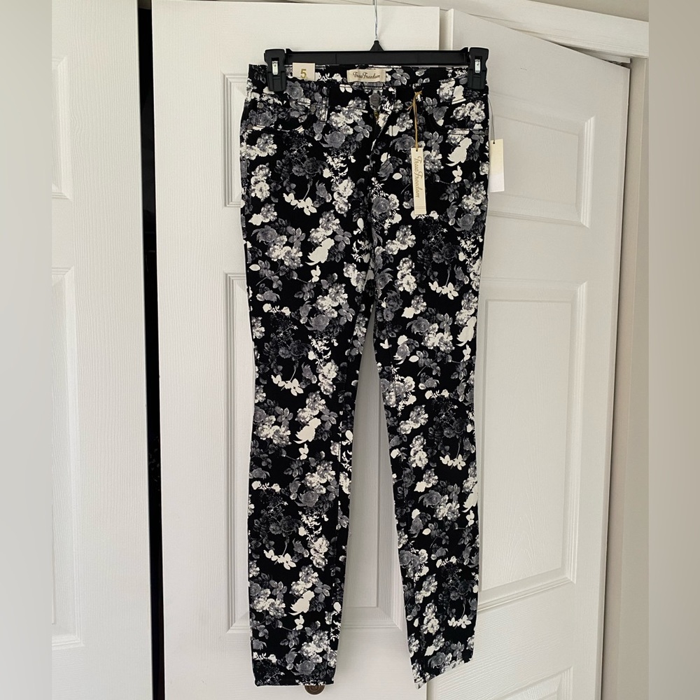 NWT True Freedom Black & White Floral Jeggings. Size 5 juniors.